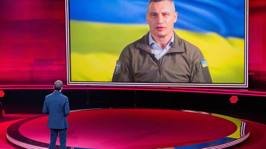 Moderator Karl-Theodor zu Guttenberg spricht beim RTL-Jahresrückblick "Menschen, Bilder, Emotionen 2022" per Videoschalte mit Kiews Bürgermeister Vitali Klitschko.