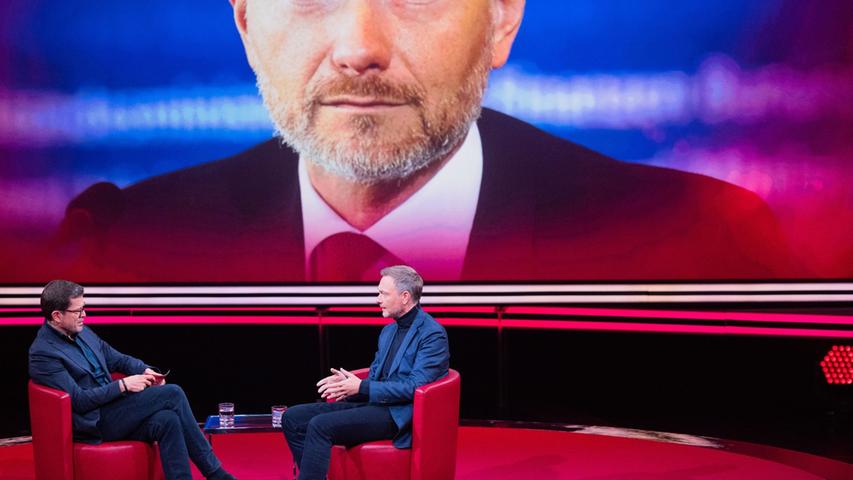 Moderator Karl-Theodor zu Guttenberg (l) spricht beim RTL-Jahresrückblick "Menschen, Bilder, Emotionen 2022" mit Bundesfinanzminister Christian Lindner (FDP).