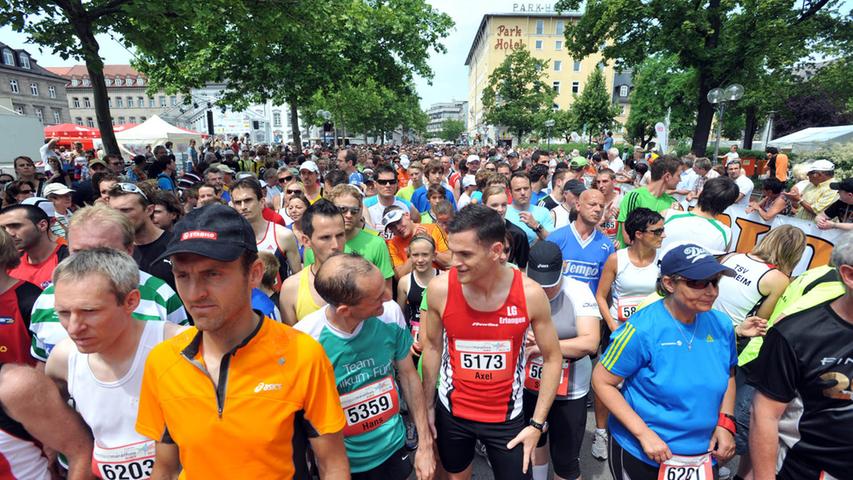 Masse mit Klasse: Über sechstausend Läufer gingen beim diesjährigen Metropolmarathon an den Start; das rote Kreuz hatte trotz heißem Wetter wenig zu tun.