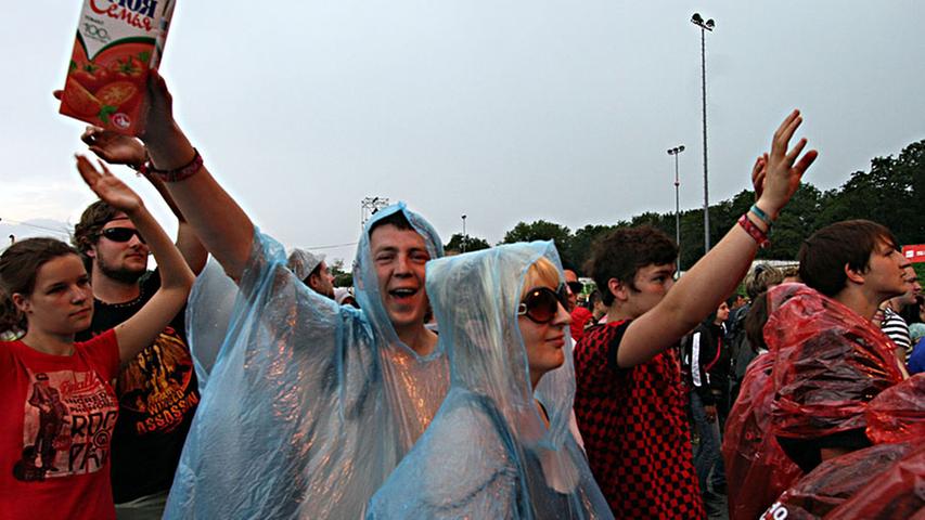 Nach dem Schauer am Samstag mussten die RiP-Fans auch am Sonntag ihre Regenmäntel überziehen.