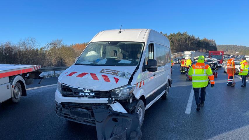 Laut Polizeiangaben sollen an dem Unfall zwischen Trockau und der Ausfahrt Fränkische Schweiz in der Nähe von Pegnitz zwölf Fahrzeuge beteiligt gewesen sein.