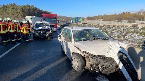 Massencrash mit zwölf Fahrzeugen in Franken: A9 gesperrt - Neun Verletzte
