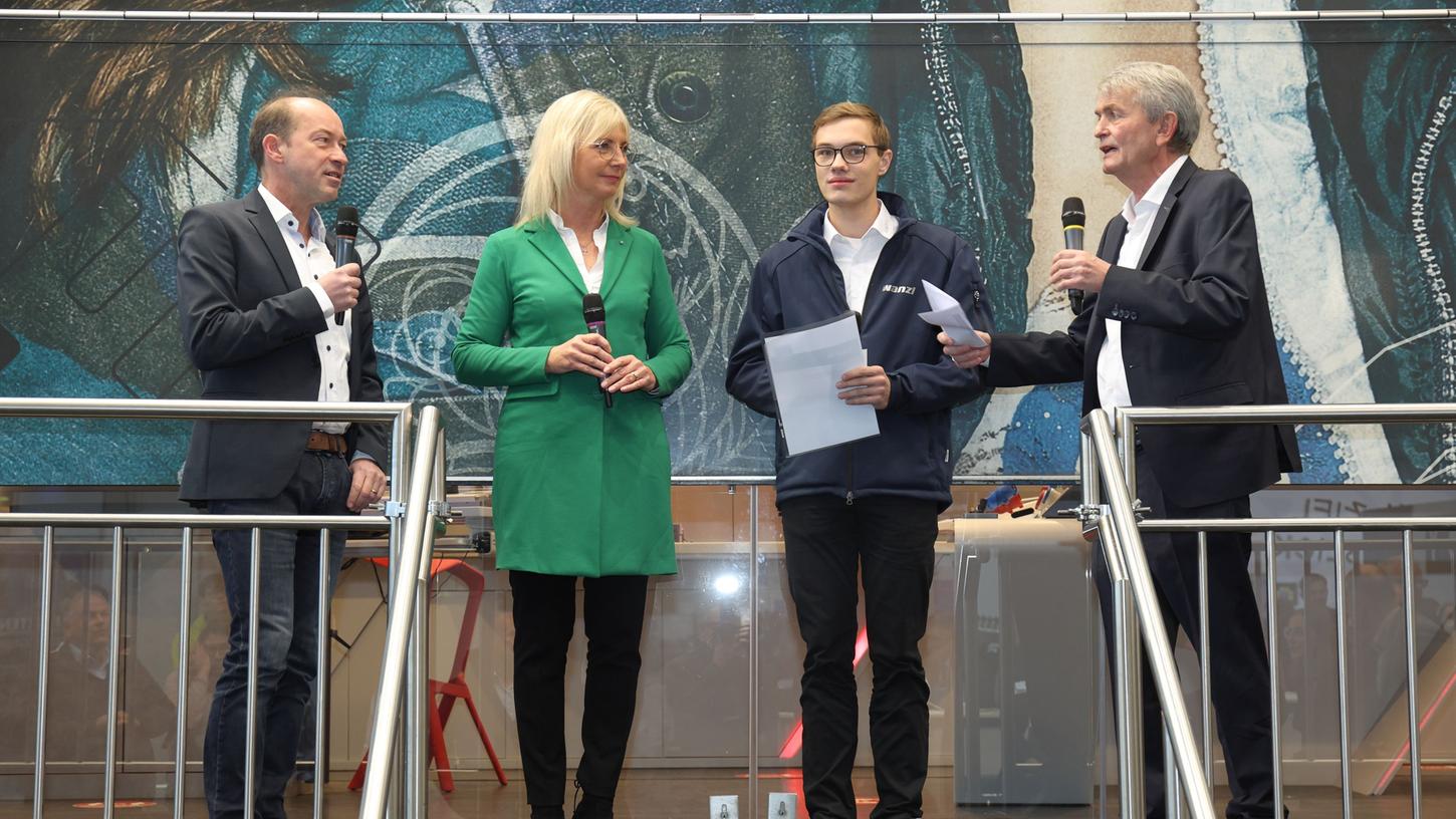 Den sogenannten Quabi-Preis übergab Hauptgeschäftsführer Bertram Brossardt (rechts) gemeinsam mit Bayerns Arbeitsministerin Ulrike Scharf (2. von links)