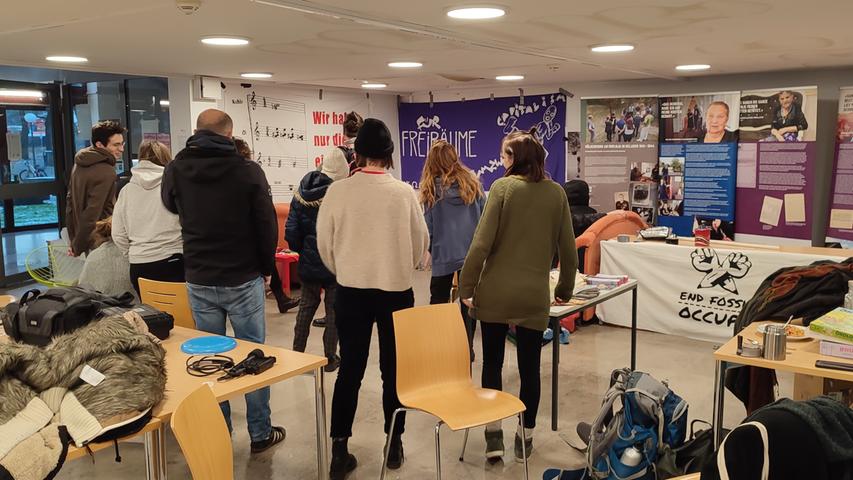 Angehende Lehrerinnen und Lehrer haben einen Gang ihrer Universität besetzt. Die FAU will deswegen die Polizei rufen. Angehende Lehrerinnen und Lehrer haben einen Gang ihrer Universität besetzt. Die FAU will deswegen die Polizei rufen.