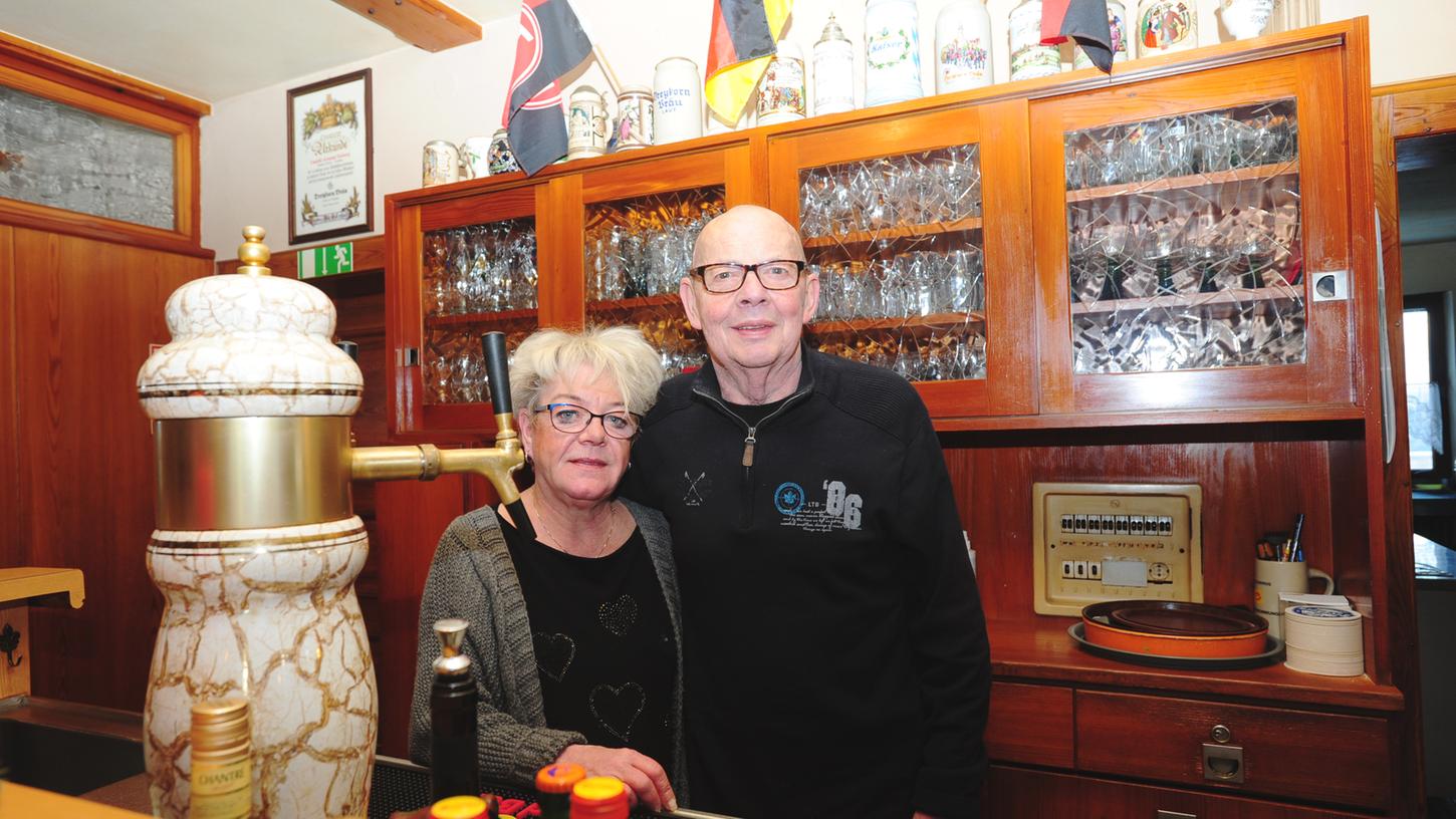 Frauke und Charly Holweg schließen ihr gleichnamiges Lokal in Dehnberg.