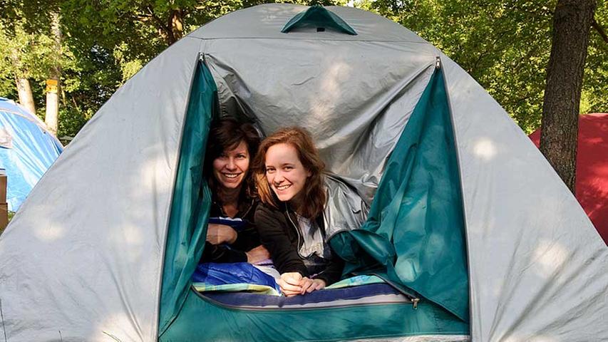 Scheint wieder die Sonne? Diese beiden Besucherinnen stecken ihre Nasen gut gelaunt zum Zelteingang hinaus.