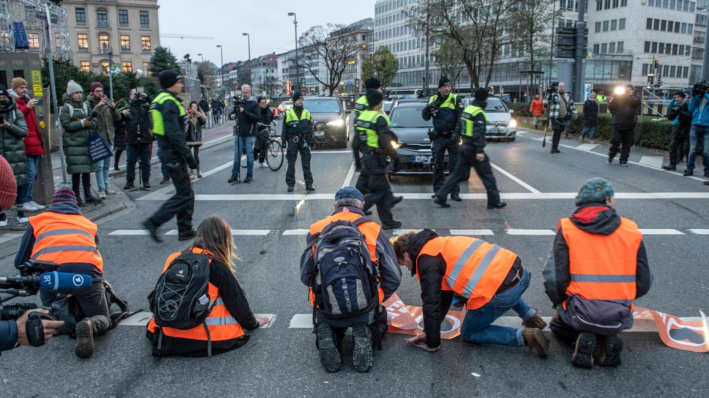 Klimaaktivistinnen und -aktivisten haben für Dienstag erneut eine Straßenblockade am Münchner Stachus angekündigt.