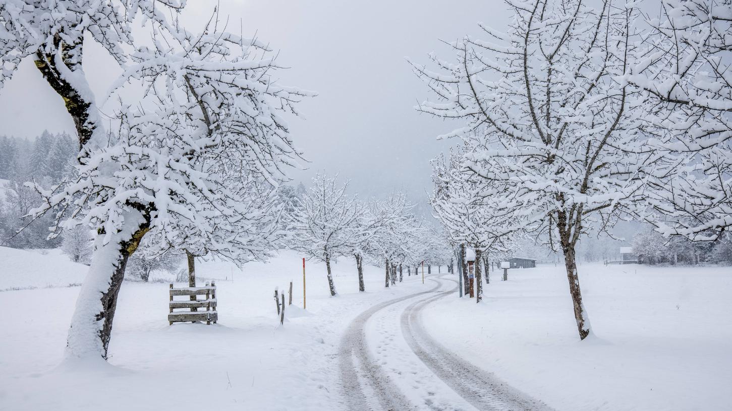 Nach Schneefällen ist die Landschaft in Franken tief verschneit. Nach Schneefällen ist die Landschaft in Franken tief verschneit.