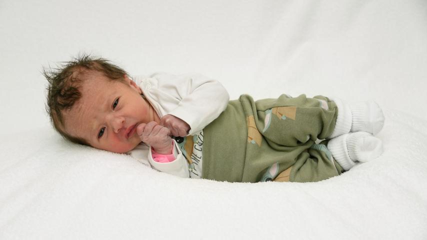 Pünktlich zum 3. Advent ist die kleine Emily auf die Welt gekommen. Bei der Geburt wiegt sie 2650 Gramm und ist 51 Zentimeter groß.