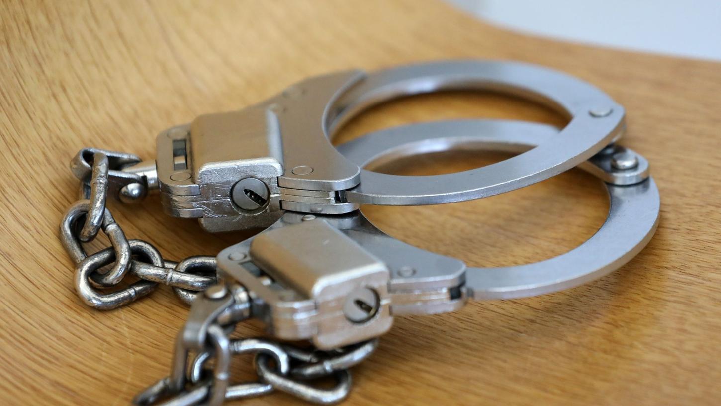 Bei Einsätzen gegen die Mafia in Italien wurden zahlreiche Verdächtige festgenommen (Symbolbild). Bei Einsätzen gegen die Mafia in Italien wurden zahlreiche Verdächtige festgenommen (Symbolbild).