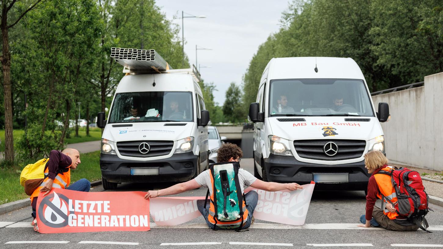Ermittler haben bundesweit Räume der Klimaaktivisten der Gruppe "Letzte Generation" durchsucht. Ermittler haben bundesweit Räume der Klimaaktivisten der Gruppe "Letzte Generation" durchsucht.