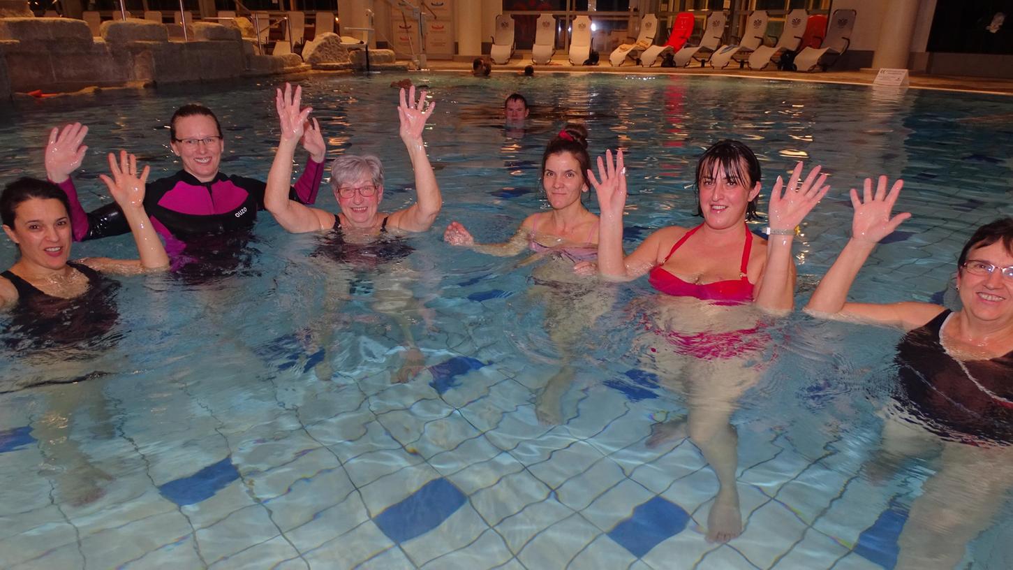 Sie strahlen mit ihrer Schwimmtrainerin Kerstin Kleemann (Zweite von rechts) um die Wette - die Kursteilnehmenden in der Altmühltherme. Die Angst zu ertrinken, sinkt jeden Tag ein bisschen mehr. 