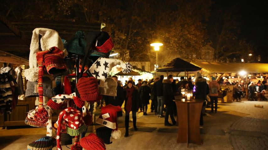 Die Eröffnung des historischen Weihnachtsmarktes am Neustädter Kirchenplatz in Erlangen.