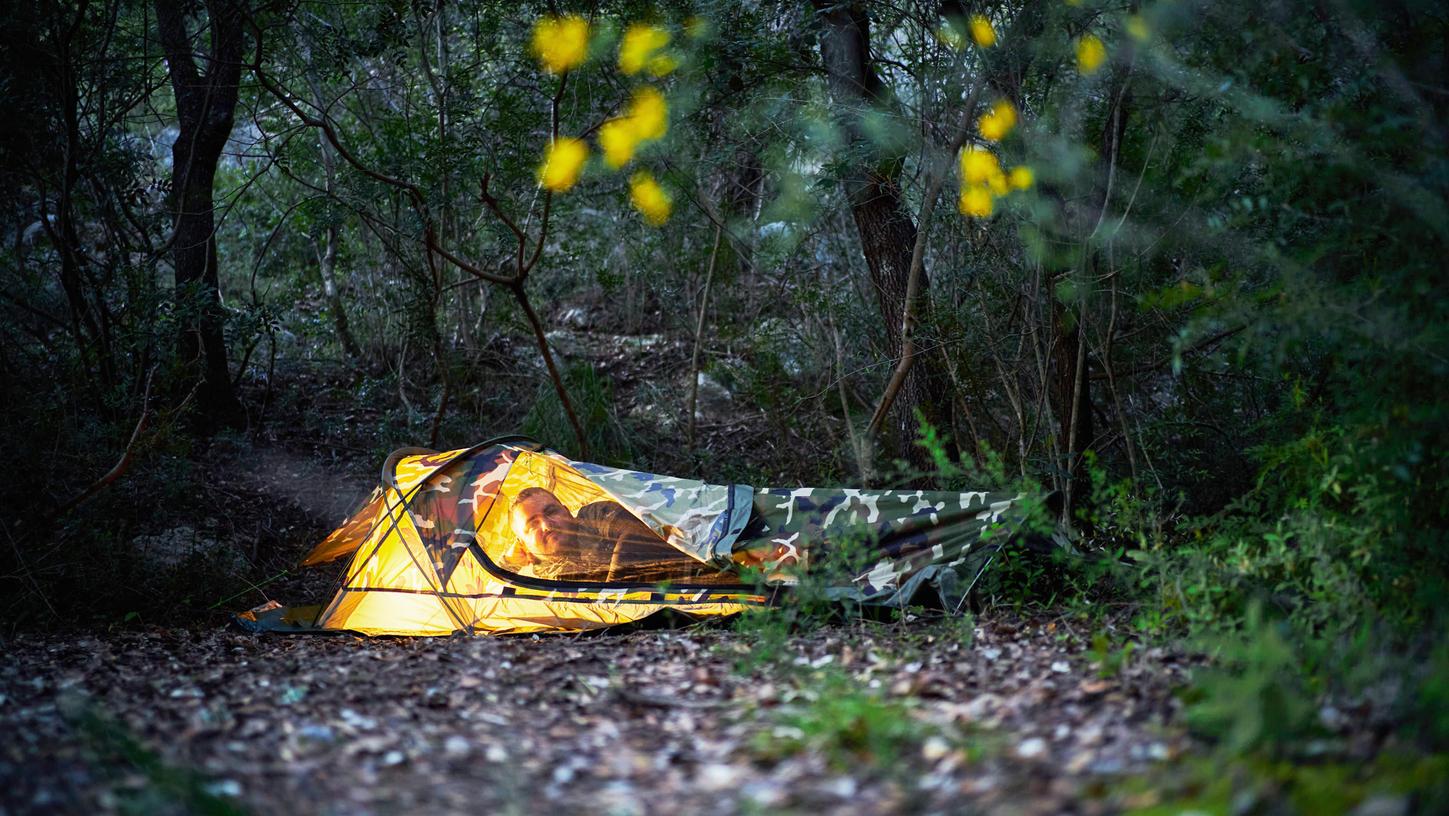 Mit dem Zelt im Wald schlafen – Mikroabenteuer wie dieses kann man schnell und günstig realisieren, sie sind ein Trend.  