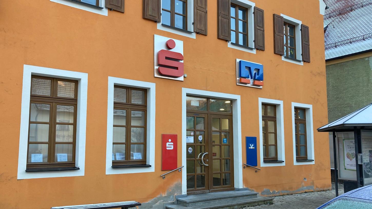 Unbekannte versuchten, den Bankautomaten in der Filiale am Kastler Marktplatz zu sprengen. Unbekannte versuchten, den Bankautomaten in der Filiale am Kastler Marktplatz zu sprengen.