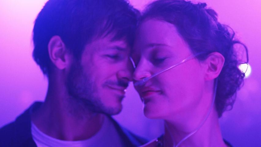 Schwere Krankheit, große Liebe: Vicky Krieps als Hélène und Gaspard Ulliel als Mathieu in einer Szene des Films „Mehr denn je“ – in der Filmkunstwoche zu sehen am 21. Dezember.