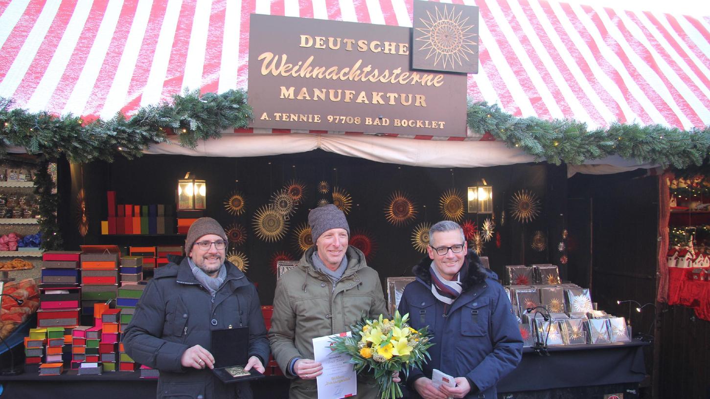Wirtschaftsreferent Michael Fraas (rechts) überreicht Arndt Tennie von der "Deutschen Weihnachtsterne Manufaktur" den goldenen Zwetschgermoh.