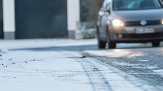 Schnee und Glätte: Zwei amtliche Warnungen für Franken - Verkehrschaos droht