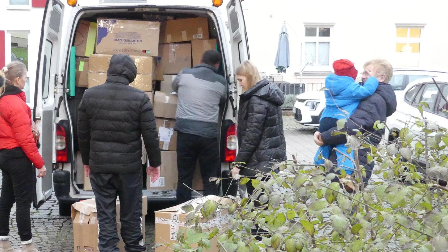Der erste Transporter machte sich vor einigen Tagen mit 117 Pakten auf den Weg ins ukrainische Lviv.