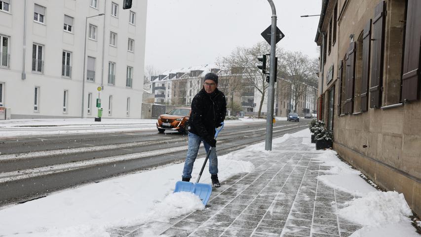 Am Mittwoch setzte in Nürnberg jedoch Schneefall ein. Für die Anwohner heißt das: Schneeschippen. 