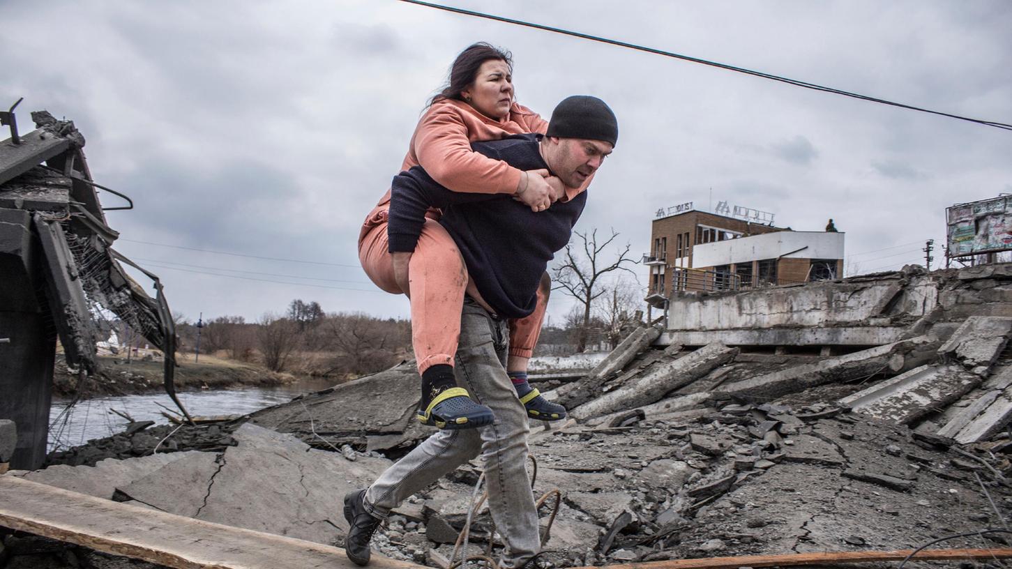 Fast acht Millionen Menschen seien vor den Angriffen und Kämpfen aus der Ukraine in Nachbarländer geflohen, so der Chef des UN-Nothilfebüros Ocha.
