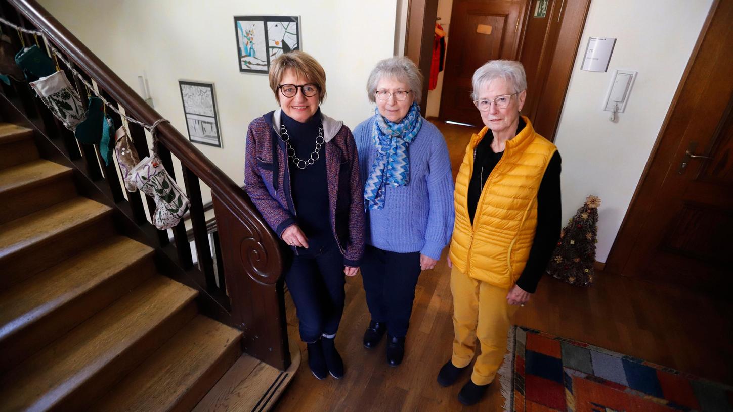 Anke Frers, die Leiterin des Sozialpsychiatrischen Dienstes, mit der langjährigen Besucherin Elisabeth und der ehrenamtlichen Helferin Gerlinde Klostermann (v.li.n.re.) Anke Frers, die Leiterin des Sozialpsychiatrischen Dienstes, mit der langjährigen Besucherin Elisabeth und der ehrenamtlichen Helferin Gerlinde Klostermann (v.li.n.re.)