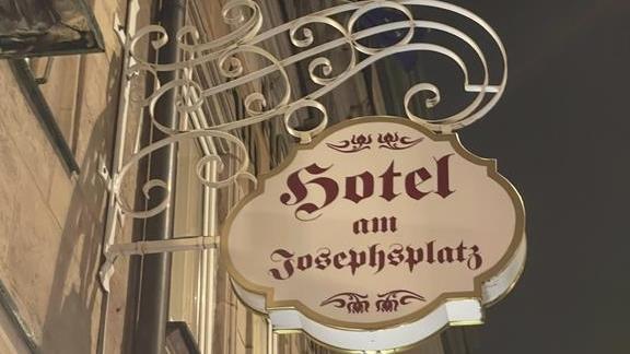 Selbst das Werbeschild des Hotels, das jetzt noch in vier Metern Höhe schwebt, kommt unter den Hammer.