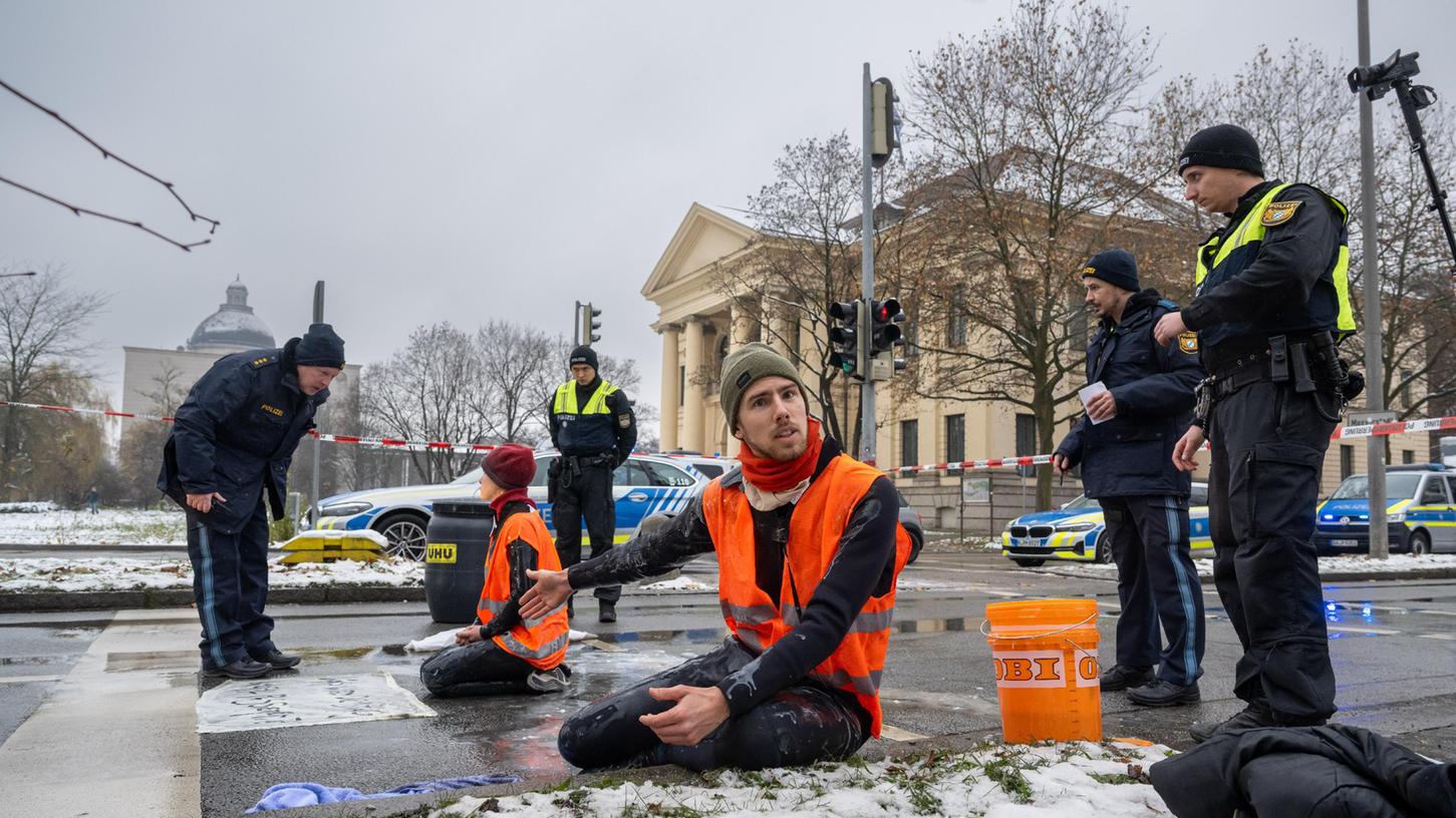 Wegen des nasskalten Wetters konnten sich Klimaaktivisten in München nicht auf der Straße festkleben.