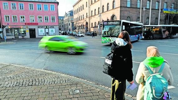 Schlechte Sicht, schnelle Autos: Wo Fußgänger in Fürth Probleme haben
