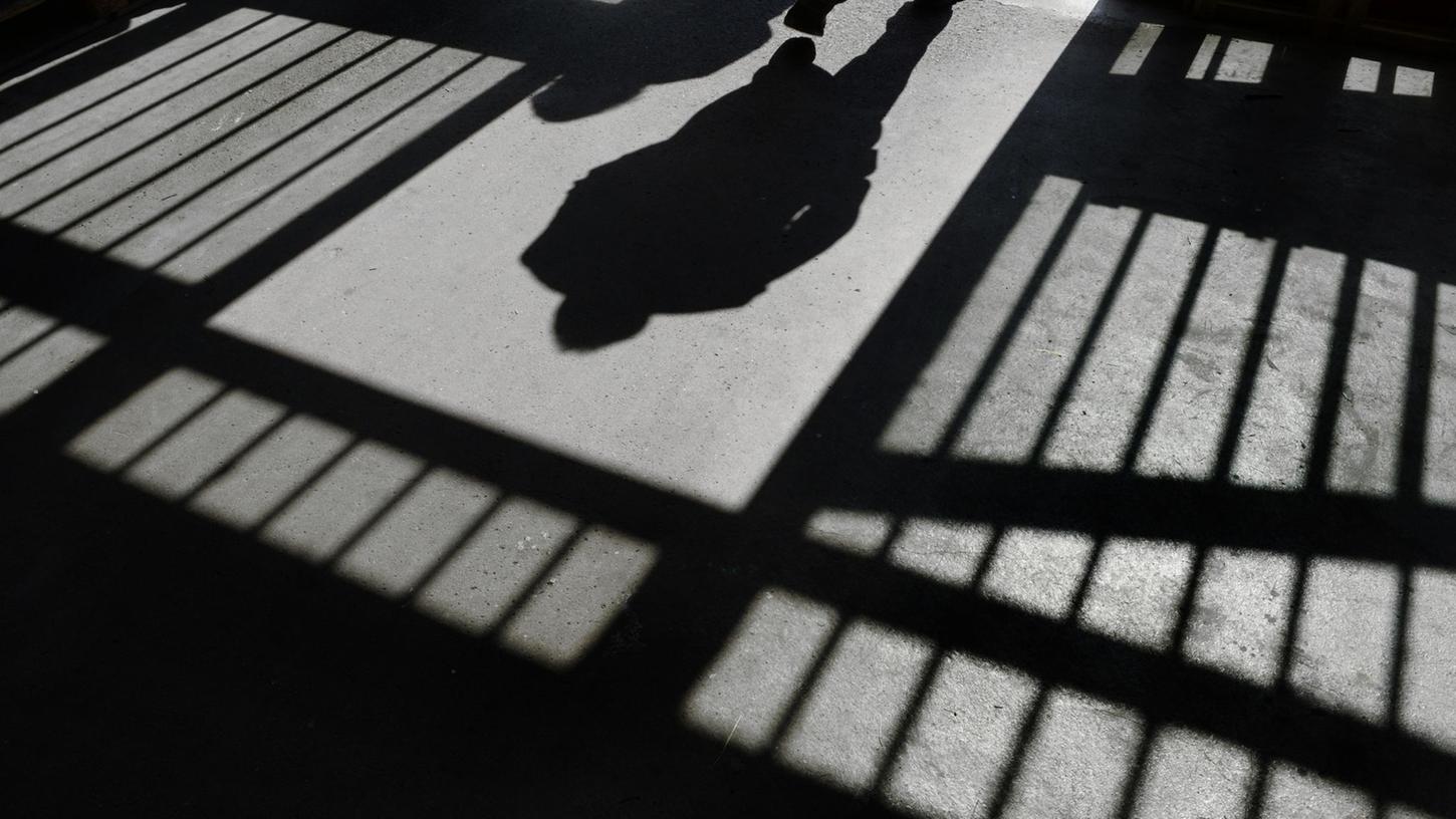 Denn die im Dunklen sieht man nicht: Hinter Gittern pflegen Strafgefangene eine eigene Hierarchie. Denn die im Dunklen sieht man nicht: Hinter Gittern pflegen Strafgefangene eine eigene Hierarchie.