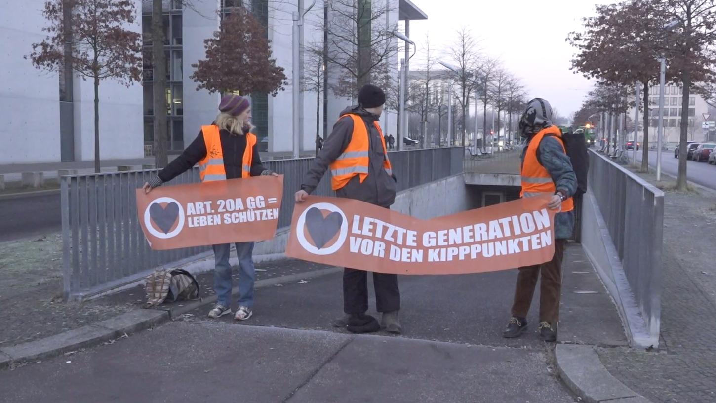 Kurz vor 8 Uhr kam es am Donnerstagmorgen wieder zu einer Protestaktion der Organisation "Letzte Generation" in Berlin. 