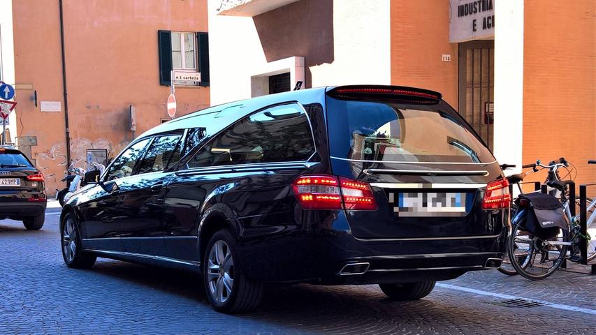 Eine außergewöhnliche Verkehrskontrolle haben Polizisten eines Nachts im April bei Ansbach erlebt: Bei der Kontrolle eines Leichenwagens sperrte sich der Fahrer zunächst in seinem Fahrzeug ein und hämmerte mit den Fäusten im Innenraum gegen Teile des Cockpits. Irgendwann öffnete der Mann dann doch noch die Heckklappe, doch zum Vorschein kam kein Sarg - sondern eine Matratze, Werkzeug und ein Fahrrad. Eine außergewöhnliche Verkehrskontrolle haben Polizisten eines Nachts im April bei Ansbach erlebt: Bei der Kontrolle eines Leichenwagens sperrte sich der Fahrer zunächst in seinem Fahrzeug ein und hämmerte mit den Fäusten im Innenraum gegen Teile des Cockpits. Irgendwann öffnete der Mann dann doch noch die Heckklappe, doch zum Vorschein kam kein Sarg - sondern eine Matratze, Werkzeug und ein Fahrrad.