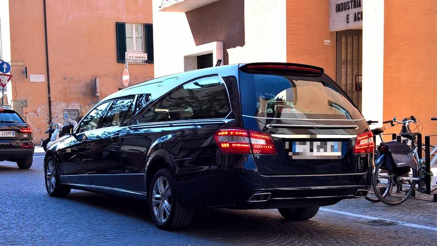 Eine außergewöhnliche Verkehrskontrolle haben Polizisten eines Nachts im April bei Ansbach erlebt: Bei der Kontrolle eines Leichenwagens sperrte sich der Fahrer zunächst in seinem Fahrzeug ein und hämmerte mit den Fäusten im Innenraum gegen Teile des Cockpits. Irgendwann öffnete der Mann dann doch noch die Heckklappe, doch zum Vorschein kam kein Sarg - sondern eine Matratze, Werkzeug und ein Fahrrad.