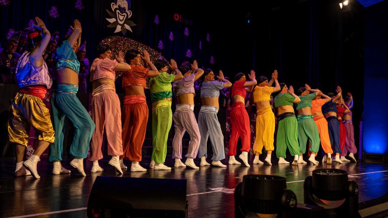 Sportlich hochklassig zeigt sich das Männer-Ballett. Sportlich hochklassig zeigt sich das Männer-Ballett.