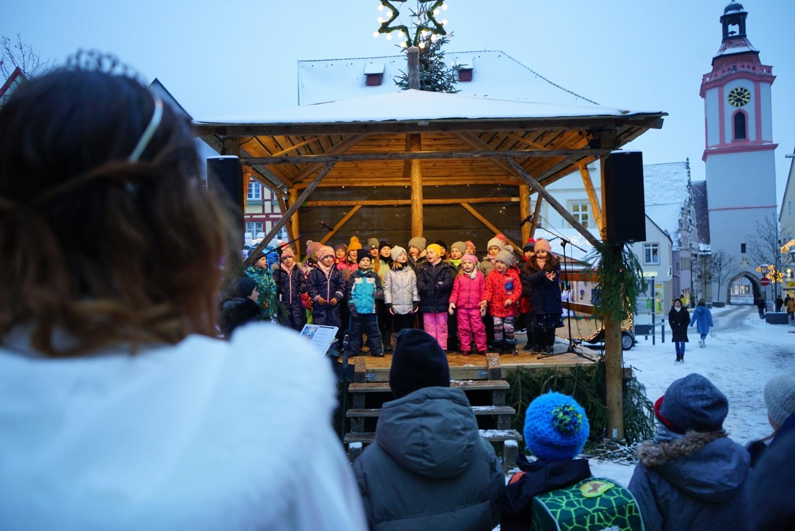 Kinderchöre und Musikschulkinder auf dem Weißenburger Weihnachtsmarkt