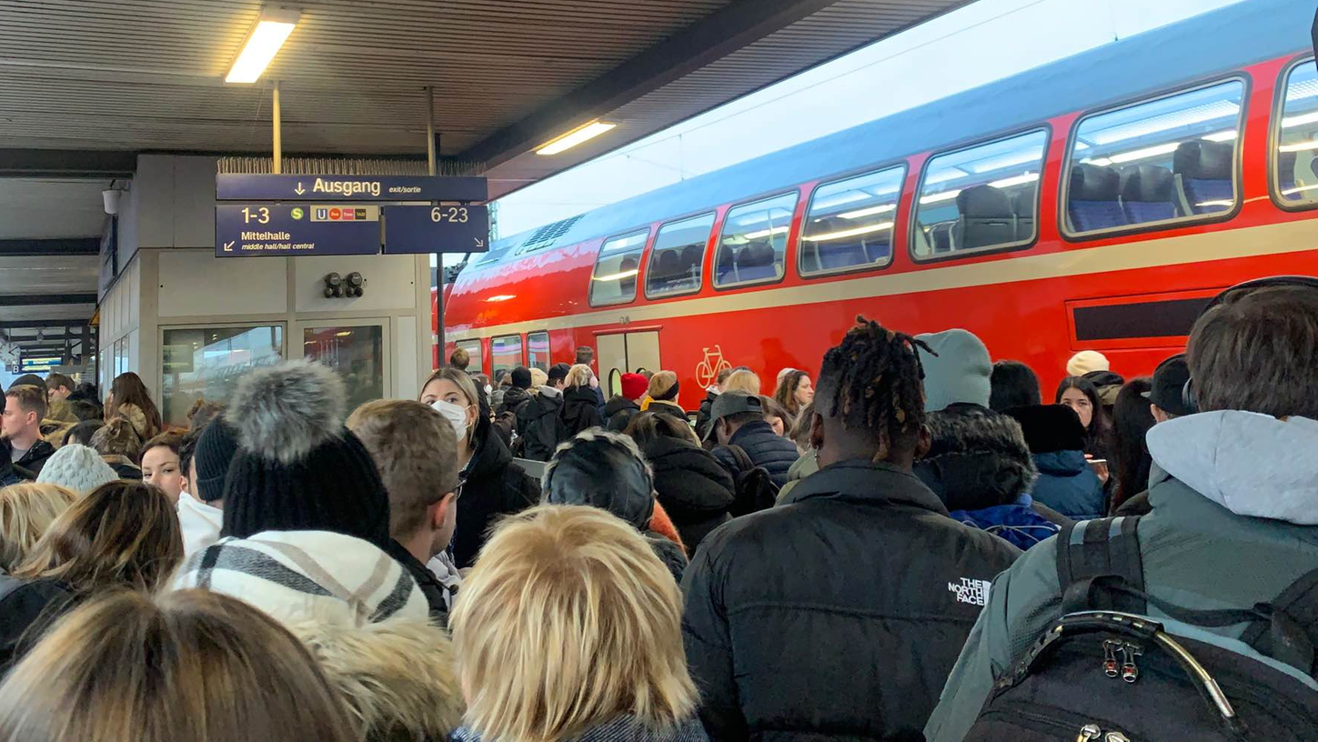 Die Verspätungen und Ausfälle sorgten am Nürnberger Hauptbahnhof für Chaos. Grund war eine Stellwerksstörung.