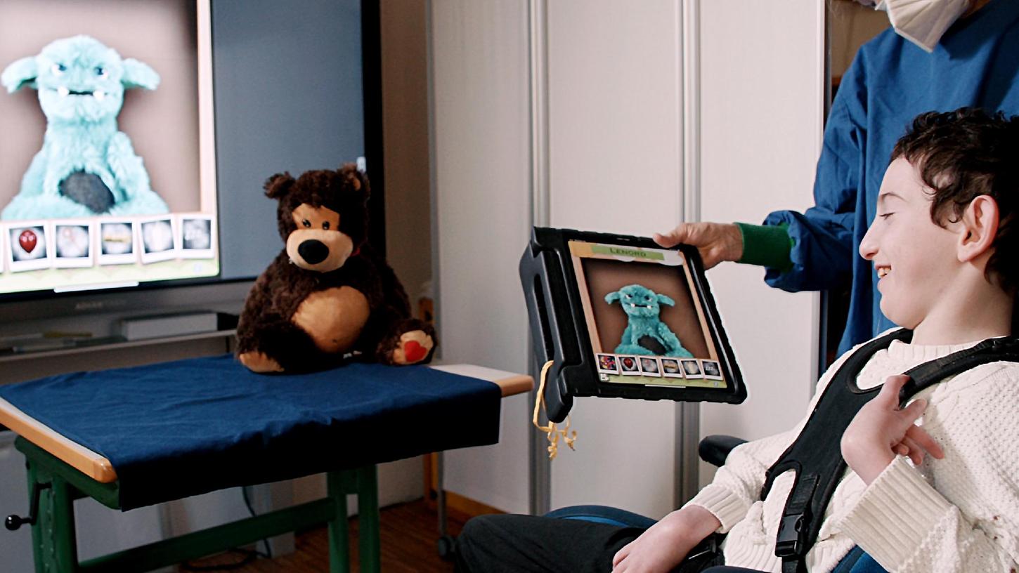 Bisher verfügt das Blindeninstitut zwar über iPads für individuelle Anwendungen, aber das Cosmo-Lernsystem soll die Entwicklung von Kindern im Blindeninstitut Rückersdorf künftig noch deutlich besser fördern, weil es interaktiv und von mehreren gleichzeitig nutzbar ist.