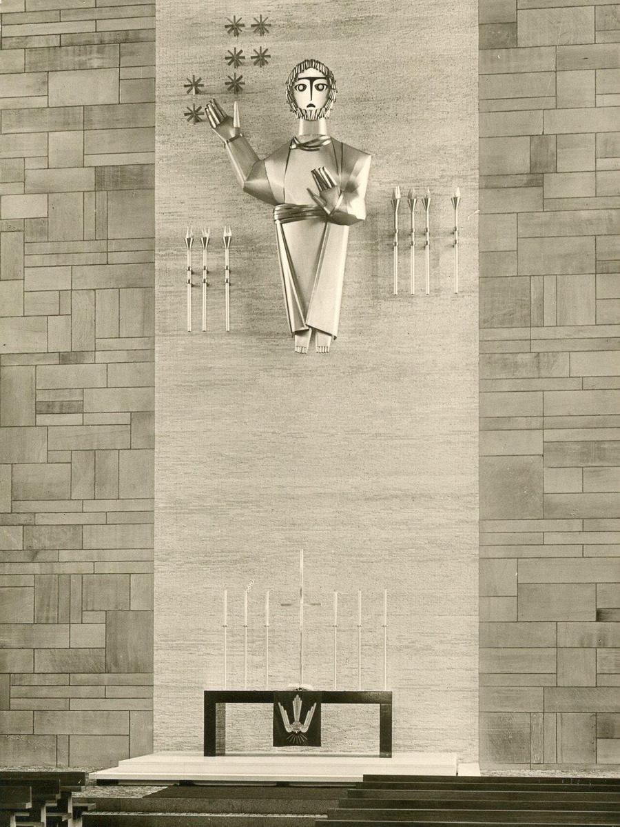 Den Altar der neuen Christuskirche überhöht ein Christus des Schweizer Künstlers Meinrad Burch-Korrodi von 1957.  