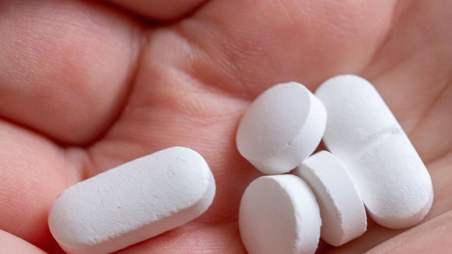 Eine Person hält Tabletten und Vitaminpräparate von Calcium, Vitamin D und Magnesium in der Hand. Eine Person hält Tabletten und Vitaminpräparate von Calcium, Vitamin D und Magnesium in der Hand.