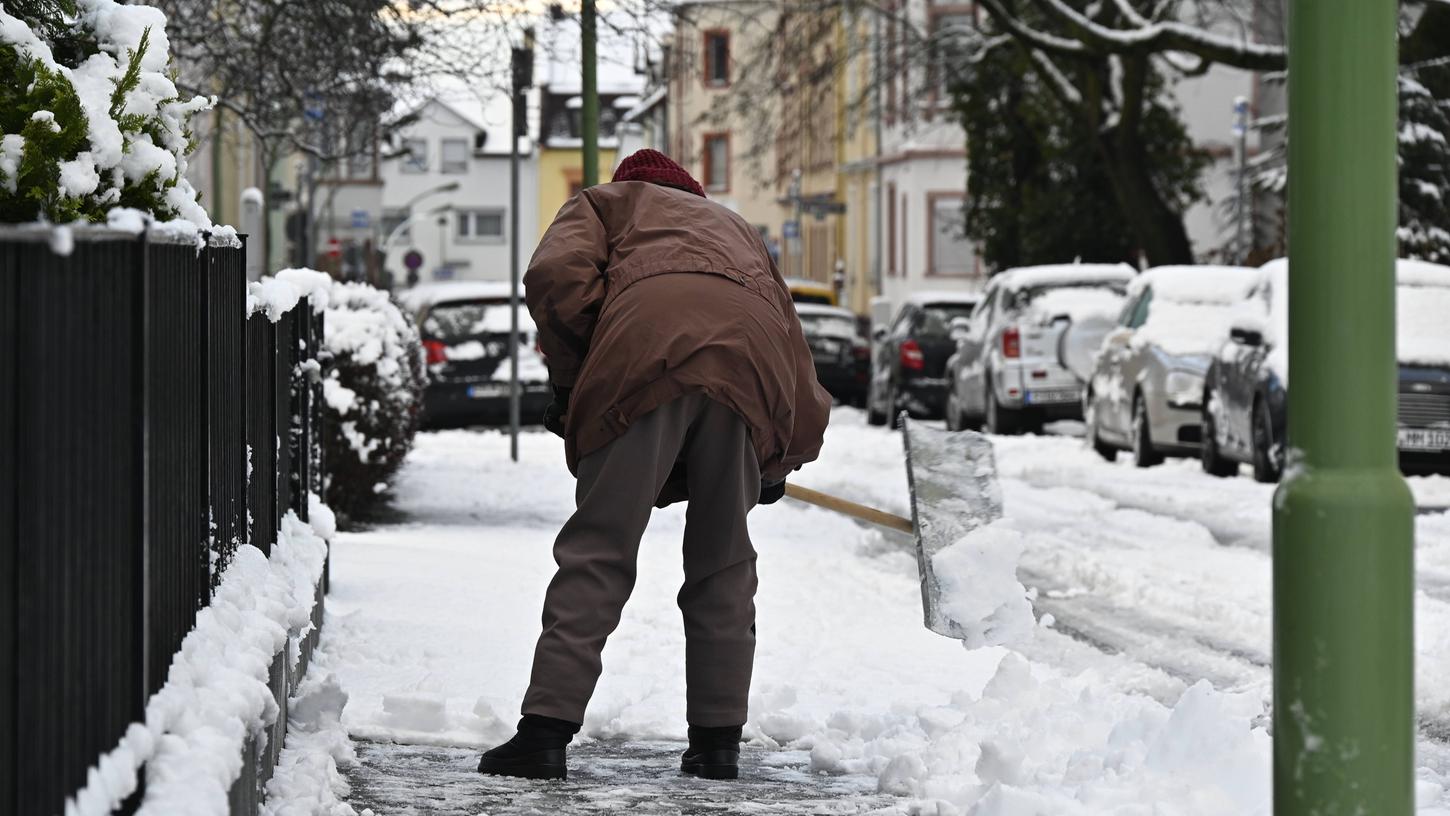 Der derzeit starke Schneefall veranlasst viele Bürger dazu, den Schnee zu räumen und damit für sichere Gehwege zu sorgen. Jedoch gibt es dabei für die Sicherheit einige Grundregeln zu beachten.