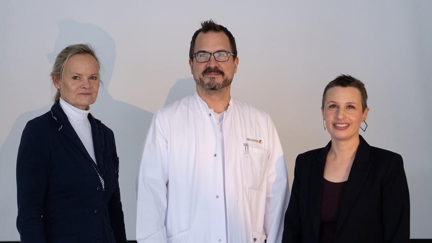 Dr. Martin C. Koch, Chefarzt Klinik für Gynäkologie und Geburtshilfe am ANregiomed Klinikum Ansbach, mit Lisa-Marie Buntebarth, Gleichstellungsbeauftragte der Stadt Ansbach (rechts), und Kirstin Kasecker, Ansprechpartnerin für Kriminalitätsopfer bei der Kriminalpolizeiinspektion Ansbach.