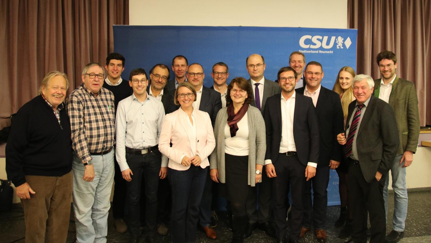 Die neue Vorstandschaft des CSU-Stadtverbands Neumarkt mit Staatsminister Albert Füracker und CSU-Kreisvorsitzender Susanne Hierl.