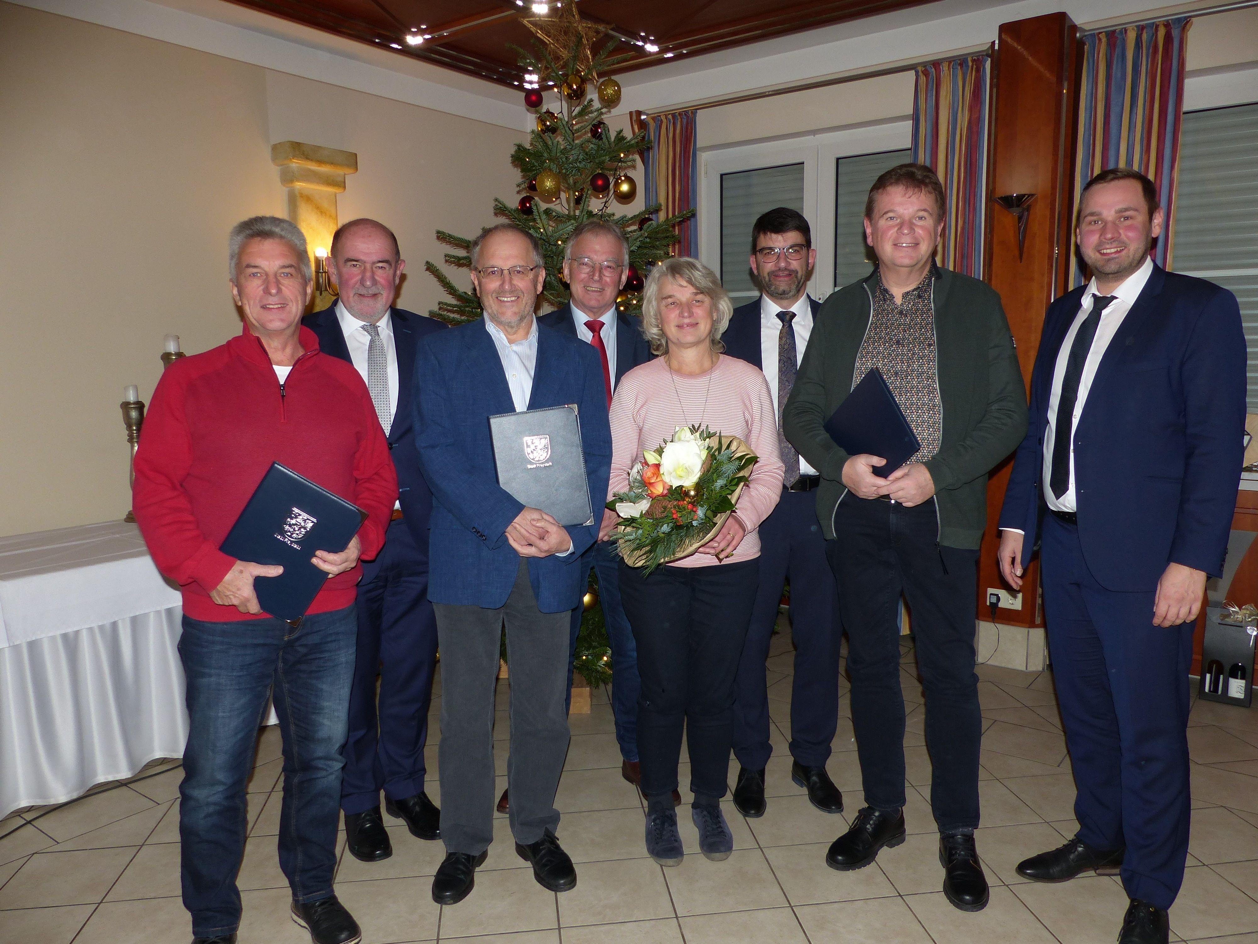 Stadt Freystadt ehrt langjährige Mitarbeiter