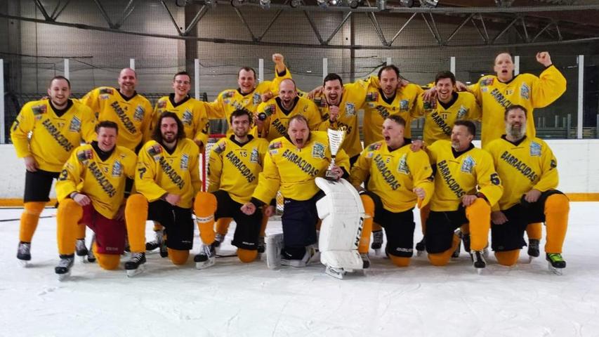 In ihrer ersten Saison in der Hobbyliga DNHL 8 haben die Altmühsee Barracudas gleich die Meisterschaft geholt. Im Playoff-Finale setzten sich die Eishockeyspieler aus dem Seenland mit 4:3 gegen den ESV Würzburg 1b durch.