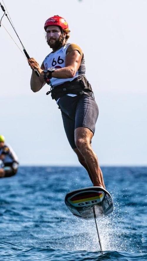 Bei der Weltmeisterschaft im Oktober vor Sardinien holte Kitesurfer Florian Gruber Platz elf. Ein Ergebnis, das ihn zwar nicht restlos zufriedenstellt, die Tür zu Olympia 2014 aber offenlässt.