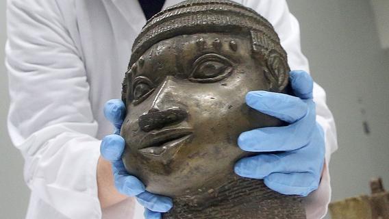 Vor der Rückgabe: Benin-Bronzen werden im XXL-Röntgenapparat in Fürth durchleuchtet