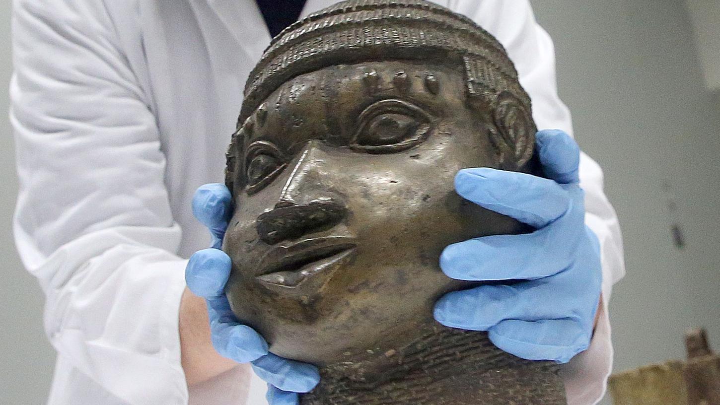 Die ersten wurden schon zurückgegeben: Eine Museumsmitarbeiterin verpackt eine der Benin-Bronzen aus dem Ethnologischen Museum für die Rückkehr nach Nigeria. Die ersten wurden schon zurückgegeben: Eine Museumsmitarbeiterin verpackt eine der Benin-Bronzen aus dem Ethnologischen Museum für die Rückkehr nach Nigeria.