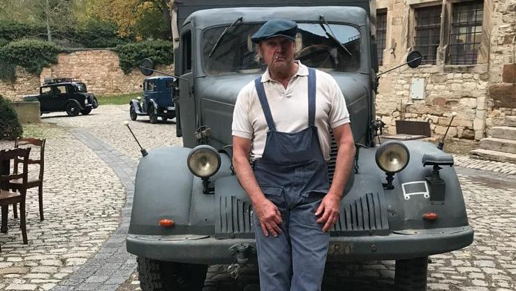 "Also ich spiel' ja bloß nen Franzosen, der das Auto ein wenig manipuliert", erklärt Promi-Personenschützer Peter Althof. "Also ich spiel' ja bloß nen Franzosen, der das Auto ein wenig manipuliert", erklärt Promi-Personenschützer Peter Althof.