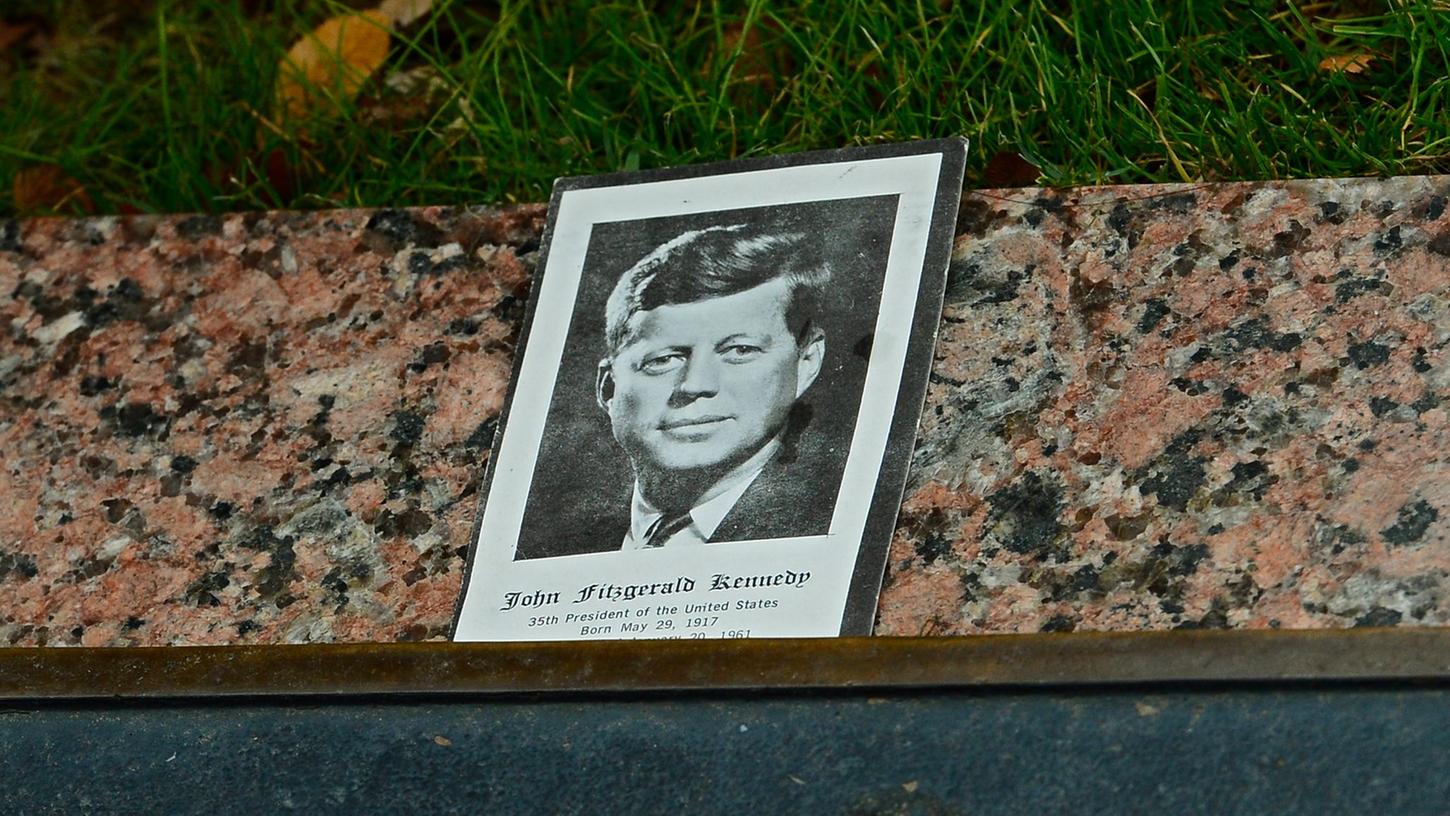 Ein Foto von John F. Kennedy liegt neben der Gedenktafel auf der Dealey Plaza in Dallas, dem Platz, wo am 22. November 1963 das Attentat auf den damaligen US-Präsident geschah.