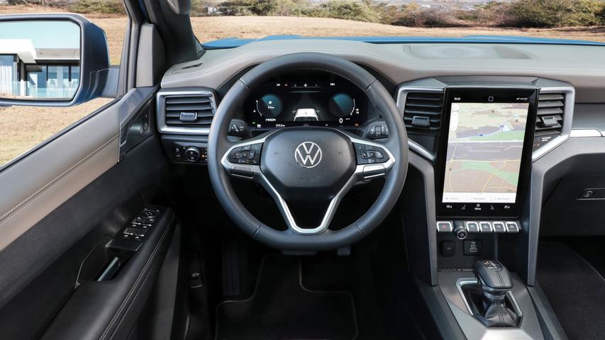 Das digitale Fahrerinstrumentarium wird mit einem hochkant installierten Touchscreen kombiniert.